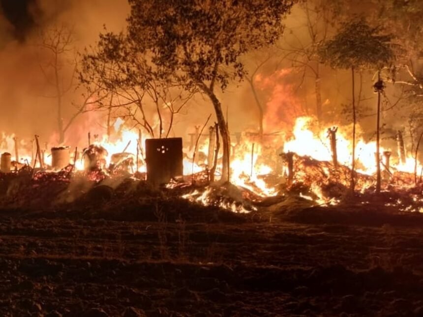 दरभंगा में NH-27 के किनारे कबाड़ी दुकान में लगी भीषण आग, फायर ब्रिगेड आग बुझाती हुई