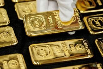 2025 में सोने और चांदी की कीमतों में रिकॉर्ड बढ़त, यूएस दर कट और वेनेज़ुएला तनाव से निवेशकों में सुरक्षित निवेश की मांग बढ़ी