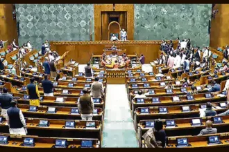 संसद भवन का बाहरी दृश्य जहाँ ग्रामीण रोजगार योजना मनरेगा (MGNREGA) के स्थान पर नया बिल 'VB-G RAM G' पेश किए जाने पर बहस चल रही है। साथ ही महात्मा गांधी और ग्रामीण भारत के विकास को दर्शाते हुए प्रतीकात्मक चित्र।