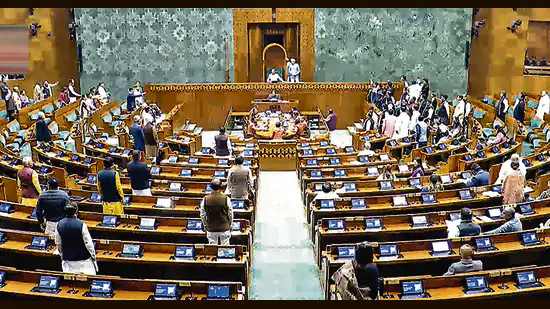 संसद भवन का बाहरी दृश्य जहाँ ग्रामीण रोजगार योजना मनरेगा (MGNREGA) के स्थान पर नया बिल 'VB-G RAM G' पेश किए जाने पर बहस चल रही है। साथ ही महात्मा गांधी और ग्रामीण भारत के विकास को दर्शाते हुए प्रतीकात्मक चित्र।