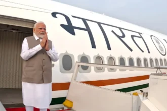 PM मोदी का जॉर्डन दौरा, एयरपोर्ट पर जॉर्डन के प्रधानमंत्री जाफर हसन द्वारा स्वागत; दोनों नेता हाथ मिलाते हुए खड़े हैं। पृष्ठभूमि में भारतीय और जॉर्डन के झंडे तथा विमान दिखाई दे रहा है।