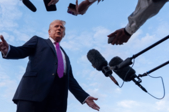 अमेरिकी राष्ट्रपति डोनाल्ड ट्रंप का एक गंभीर मुद्रा वाला चित्र और साथ में BBC का आधिकारिक लोगो। नीचे '10 Billion Dollar Lawsuit' लिखा हुआ है, जो उनके बीच चल रहे मानहानि के मुकदमे को दर्शाता है।