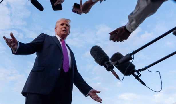 अमेरिकी राष्ट्रपति डोनाल्ड ट्रंप का एक गंभीर मुद्रा वाला चित्र और साथ में BBC का आधिकारिक लोगो। नीचे '10 Billion Dollar Lawsuit' लिखा हुआ है, जो उनके बीच चल रहे मानहानि के मुकदमे को दर्शाता है।