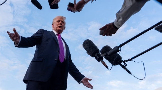 अमेरिकी राष्ट्रपति डोनाल्ड ट्रंप का एक गंभीर मुद्रा वाला चित्र और साथ में BBC का आधिकारिक लोगो। नीचे '10 Billion Dollar Lawsuit' लिखा हुआ है, जो उनके बीच चल रहे मानहानि के मुकदमे को दर्शाता है।