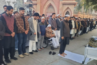 रामपुर में पूर्व मंत्री आजम खां के आवास 'मीरबाज खां' के बाहर जुटी लोगों की भीड़ और जनाजे की तैयारी का दृश्य। साथ ही आजम खां और उनके परिवार की एक प्रतीकात्मक तस्वीर।