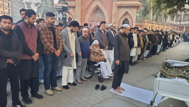 रामपुर में पूर्व मंत्री आजम खां के आवास 'मीरबाज खां' के बाहर जुटी लोगों की भीड़ और जनाजे की तैयारी का दृश्य। साथ ही आजम खां और उनके परिवार की एक प्रतीकात्मक तस्वीर।