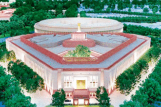 भारतीय संसद की लोकसभा का आंतरिक दृश्य, जहाँ सदन की कार्यवाही चल रही है और सांसद 'सबका बीमा सबकी रक्षा' जैसे विधेयकों के हिंदी शीर्षक पर चर्चा कर रहे हैं।