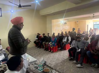 हरियाणा के कृषि मंत्री श्याम सिंह राणा अंबाला के पपलोथा गांव में किसानों की समस्याएं सुनते हुए और जलभराव वाले खेतों का निरीक्षण करते हुए।