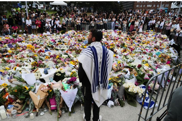 सिडनी के बोंडी बीच पर हमले में मारे गए लोगों की याद में रखे गए फूल और श्रद्धांजलि संदेश, जो चरमपंथी हिंसा के प्रभाव को दर्शाते हैं।