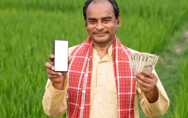 किसान दिवस 2025: किसान योजनाओं के तहत लाभ प्राप्त करते हुए किसान, पीएम किसान, किसान मानधन और फसल बीमा जैसी योजनाओं का लाभ