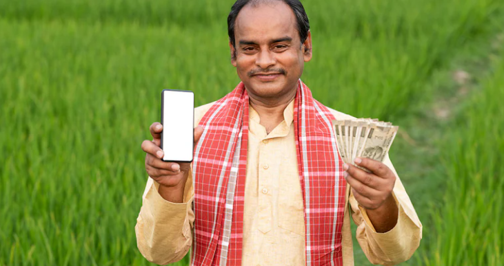 किसान दिवस 2025: किसान योजनाओं के तहत लाभ प्राप्त करते हुए किसान, पीएम किसान, किसान मानधन और फसल बीमा जैसी योजनाओं का लाभ