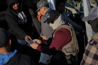 भारतीय H-1B वीज़ा आवेदक अमेरिकी दूतावास में वीज़ा अपॉइंटमेंट के लिए प्रतीक्षा करते हुए, ऑनलाइन सोशल मीडिया समीक्षा के तहत