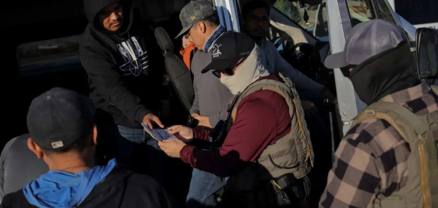 भारतीय H-1B वीज़ा आवेदक अमेरिकी दूतावास में वीज़ा अपॉइंटमेंट के लिए प्रतीक्षा करते हुए, ऑनलाइन सोशल मीडिया समीक्षा के तहत