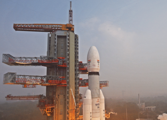 श्रीहरिकोटा से उड़ान भरता इसरो का एलवीएम3-एम6 रॉकेट ब्लूबर्ड ब्लॉक-2 उपग्रह के साथ
