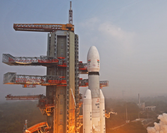 श्रीहरिकोटा से उड़ान भरता इसरो का एलवीएम3-एम6 रॉकेट ब्लूबर्ड ब्लॉक-2 उपग्रह के साथ