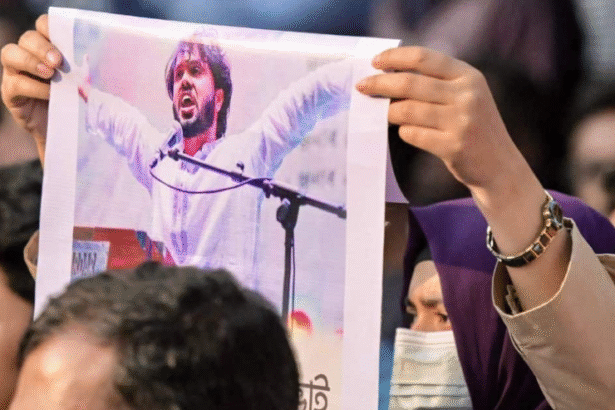 ढाका में छात्र नेता शरीफ उस्मान हादी की हत्या के खिलाफ प्रदर्शन करते लोग