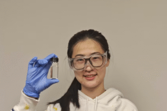 नई लिथियम-आयन बैटरी इलेक्ट्रोलाइट के साथ सुरक्षित बैटरी का प्रदर्शन दिखाता चार्ट