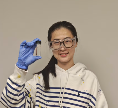 नई लिथियम-आयन बैटरी इलेक्ट्रोलाइट के साथ सुरक्षित बैटरी का प्रदर्शन दिखाता चार्ट