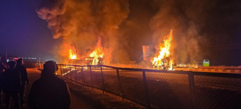 चित्तरदुर्ग, कर्नाटक में बस और कंटेनर ट्रक की टक्कर के बाद आग में घिरी बस