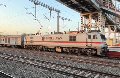 भारतीय रेलवे ने यात्री किराए में बढ़ोतरी की घोषणा, स्टेशन पर ट्रेन और यात्री