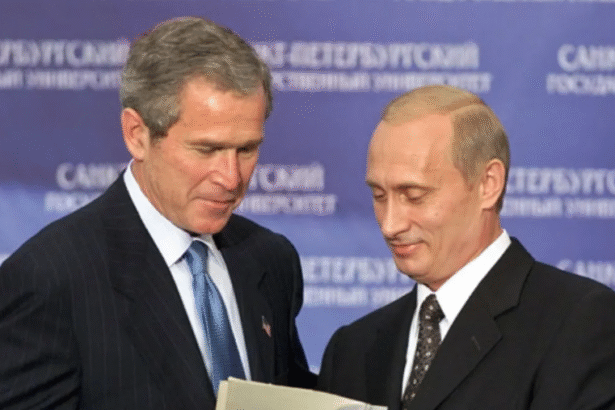 रूस के राष्ट्रपति व्लादिमीर पुतिन और अमेरिका के राष्ट्रपति जॉर्ज डब्ल्यू. बुश की बातचीत के दौरान पाकिस्तान के न्यूक्लियर हथियारों को लेकर चिंतित मुद्रा।