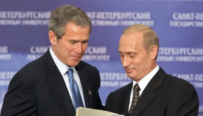 रूस के राष्ट्रपति व्लादिमीर पुतिन और अमेरिका के राष्ट्रपति जॉर्ज डब्ल्यू. बुश की बातचीत के दौरान पाकिस्तान के न्यूक्लियर हथियारों को लेकर चिंतित मुद्रा।