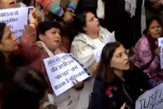 दिल्ली उच्च न्यायालय के बाहर उन्नाव रेप केस में कुलदीप सिंह सेंगर की जमानत के खिलाफ प्रदर्शन करती भीड़।