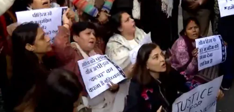 दिल्ली उच्च न्यायालय के बाहर उन्नाव रेप केस में कुलदीप सिंह सेंगर की जमानत के खिलाफ प्रदर्शन करती भीड़।