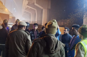 दिल्ली पुलिस ऑपरेशन आगहत में अपराधियों की गिरफ्तारी और अवैध हथियार, शराब व ड्रग्स बरामद करती हुई।