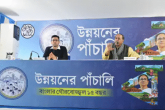 त्रिनमूल कांग्रेस के नेता अभिषेक बनर्जी चुनावी तैयारी के दौरान पार्टी कार्यकर्ताओं और इन्फ्लुएंसर्स से बात करते हुए।