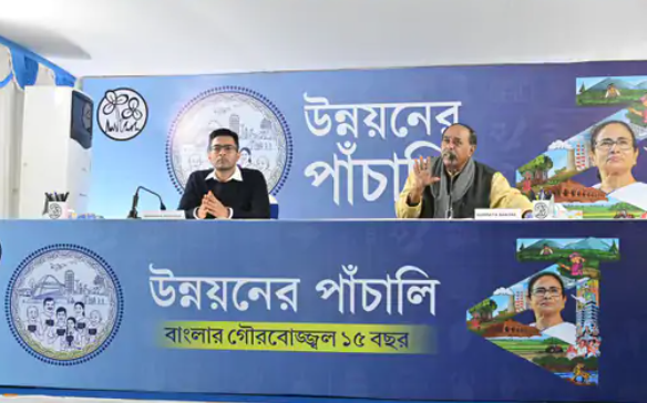 त्रिनमूल कांग्रेस के नेता अभिषेक बनर्जी चुनावी तैयारी के दौरान पार्टी कार्यकर्ताओं और इन्फ्लुएंसर्स से बात करते हुए।