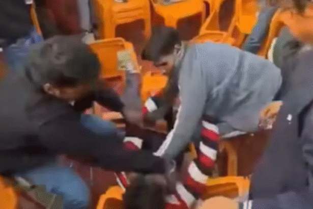 लखनऊ में पीएम मोदी के कार्यक्रम में भीड़ में झड़प के दौरान व्यक्ति पर हमला करते लोग