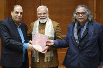 प्रधानमंत्री नरेंद्र मोदी से लेखक आलोक मेहता की मुलाकात, पुस्तक "क्रांतिकारी राज: नरेन्द्र मोदी के 25 साल" भेंट करते हुए।