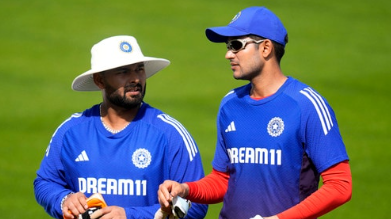 भारतीय क्रिकेट टीम के विकेटकीपर-बल्लेबाज़ ऋषभ पंत मैच के दौरान खेलते हुए