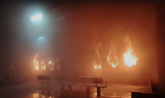 आंध्र प्रदेश के यलामंचिली के पास जली हुई टाटानगर–एर्नाकुलम एक्सप्रेस की एसी बोगियां