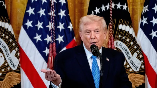 अमेरिकी राष्ट्रपति डोनाल्ड ट्रंप एक पोडियम पर भाषण देते हुए, जो नए यात्रा प्रतिबंधों और राष्ट्रीय सुरक्षा नीतियों की घोषणा को दर्शाता है।