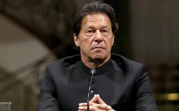 पाकिस्तान में इमरान खान से मुलाकात पर रोक के विरोध में PTI समर्थकों का इस्लामाबाद हाईकोर्ट के बाहर प्रदर्शन, सुरक्षा और राजनीतिक तनाव के बीच।