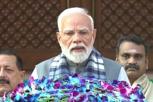 संसद भवन के बाहर मीडिया से बात करते हुए प्रधानमंत्री नरेंद्र मोदी, शीतकालीन सत्र से पहले विपक्ष को निराशा छोड़कर नीति पर ध्यान देने की सलाह देते हुए।