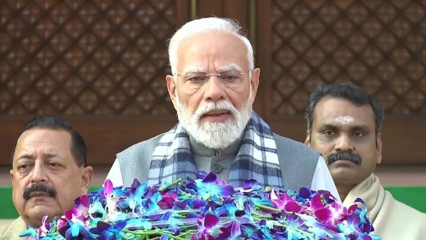 संसद भवन के बाहर मीडिया से बात करते हुए प्रधानमंत्री नरेंद्र मोदी, शीतकालीन सत्र से पहले विपक्ष को निराशा छोड़कर नीति पर ध्यान देने की सलाह देते हुए।