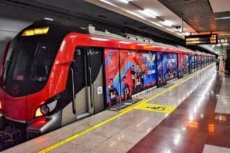 लखनऊ मेट्रो का नया रूट चारबाग से बसंतकुंज तक, जिसमें 12 नए स्टेशन और आधुनिक सुविधाएँ शामिल हैं।