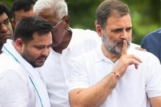 बिहार कांग्रेस के नेताओं की एक बैठक, जिसमें प्रदेश अध्यक्ष राजेश राम आगे की रणनीति पर बात कर रहे हैं। दृश्य में कांग्रेस का चुनाव चिन्ह (हाथ) और पार्टी का झंडा दिखाई दे रहा है, जो बिहार विधानसभा चुनाव में हार के बाद 'एकला चलो' की रणनीति अपनाने के संकल्प को दर्शाता है।