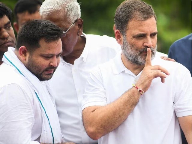 बिहार कांग्रेस के नेताओं की एक बैठक, जिसमें प्रदेश अध्यक्ष राजेश राम आगे की रणनीति पर बात कर रहे हैं। दृश्य में कांग्रेस का चुनाव चिन्ह (हाथ) और पार्टी का झंडा दिखाई दे रहा है, जो बिहार विधानसभा चुनाव में हार के बाद 'एकला चलो' की रणनीति अपनाने के संकल्प को दर्शाता है।