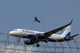 मुंबई के छत्रपति शिवाजी महाराज अंतर्राष्ट्रीय हवाई अड्डे पर आपातकालीन लैंडिंग के बाद खड़ा एक इंडिगो एयरबस A321-251NX विमान, जिसके आसपास पुलिस और सुरक्षा कर्मी तैनात हैं। यह दृश्य कुवैत-हैदराबाद फ्लाइट में मिली झूठी बम की धमकी के बाद की स्थिति को दर्शाता है।