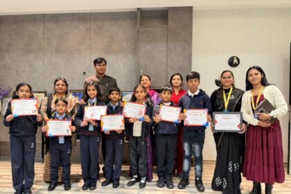 SRISA के छात्र ‘अभिर्भाव 2025’ इंटर-स्कूल प्रतियोगिता में फैंसी ड्रेस परेड और कविता वाचन में प्रदर्शन करते हुए।