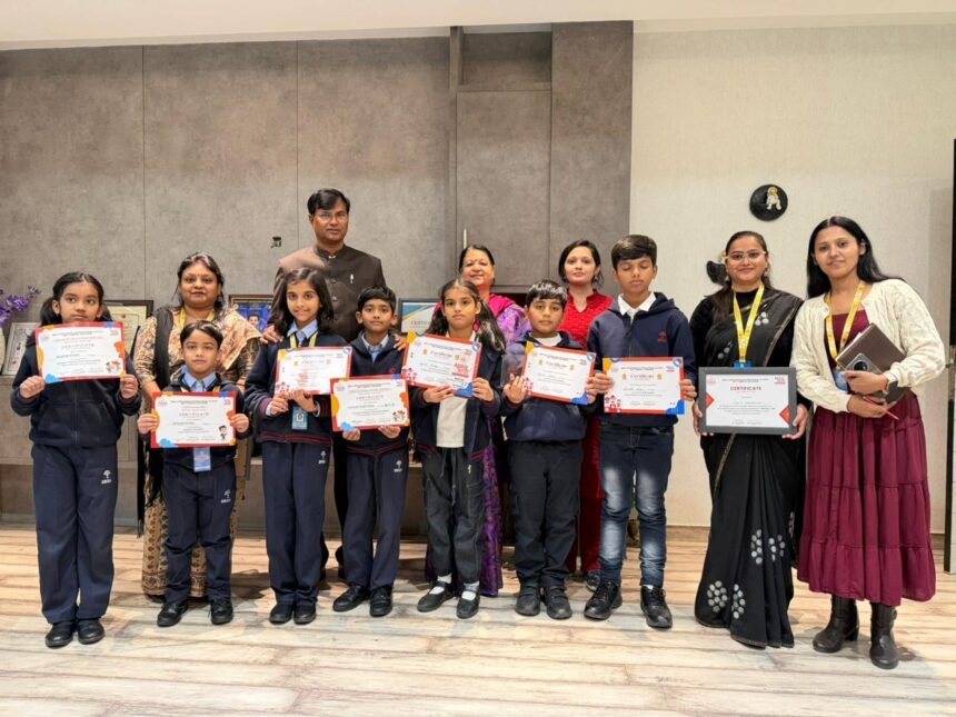 SRISA के छात्र ‘अभिर्भाव 2025’ इंटर-स्कूल प्रतियोगिता में फैंसी ड्रेस परेड और कविता वाचन में प्रदर्शन करते हुए।