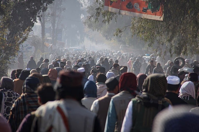 खोस्त प्रांत, अफगानिस्तान में 13 वर्षीय लड़के द्वारा सार्वजनिक रूप से फांसी दी जा रही है, हजारों लोग स्टेडियम में मौजूद हैं।