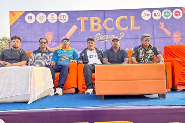 गोरखपुर के प्रकाश ग्राउंड में टीबीसीसीएल फाइनल के दौरान ट्रॉफी के साथ पूर्वांचल पैंथर्स के खिलाड़ी