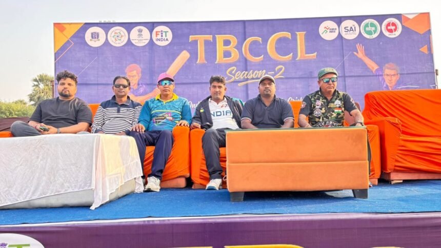 गोरखपुर के प्रकाश ग्राउंड में टीबीसीसीएल फाइनल के दौरान ट्रॉफी के साथ पूर्वांचल पैंथर्स के खिलाड़ी