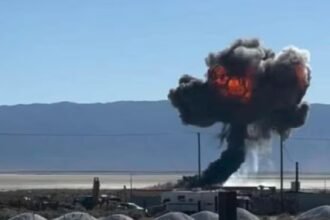 अमेरिकी F-16 फाइटर जेट क्रैश, पायलट ने इजेक्ट होकर पैराशूट से अपनी जान बचाई।