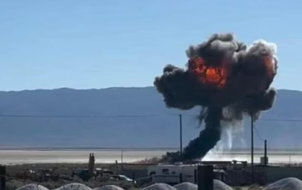 अमेरिकी F-16 फाइटर जेट क्रैश, पायलट ने इजेक्ट होकर पैराशूट से अपनी जान बचाई।